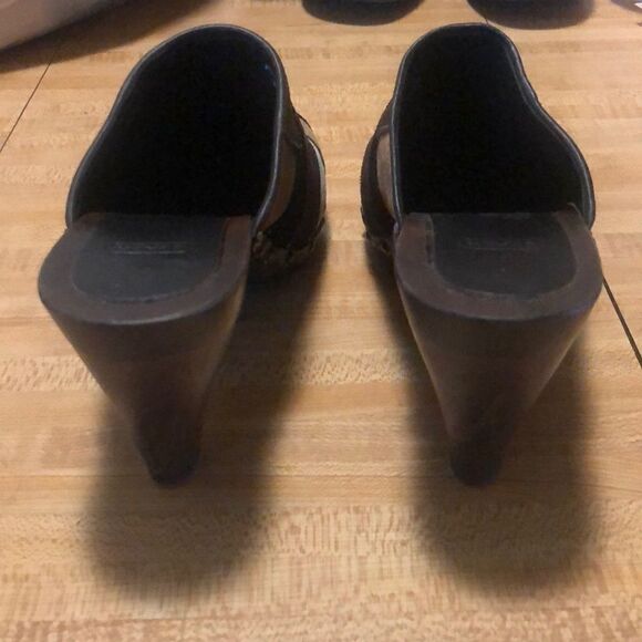 ⬇️Wooden Leather Coach Heels - Picture 4 of 6